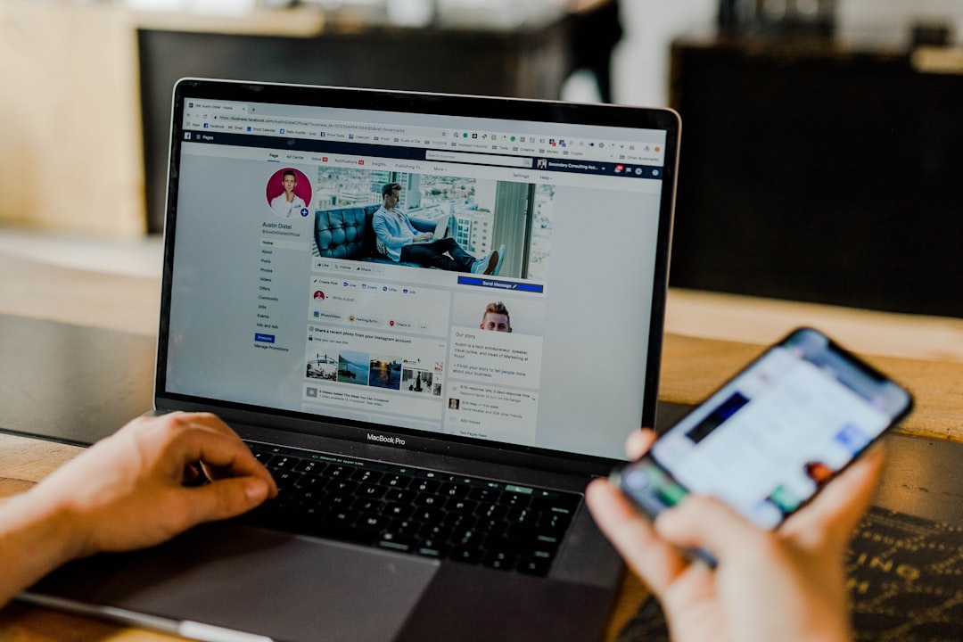 Page Facebook d'un réseau social pour entrepreneurs sur ordinateur et mobile.